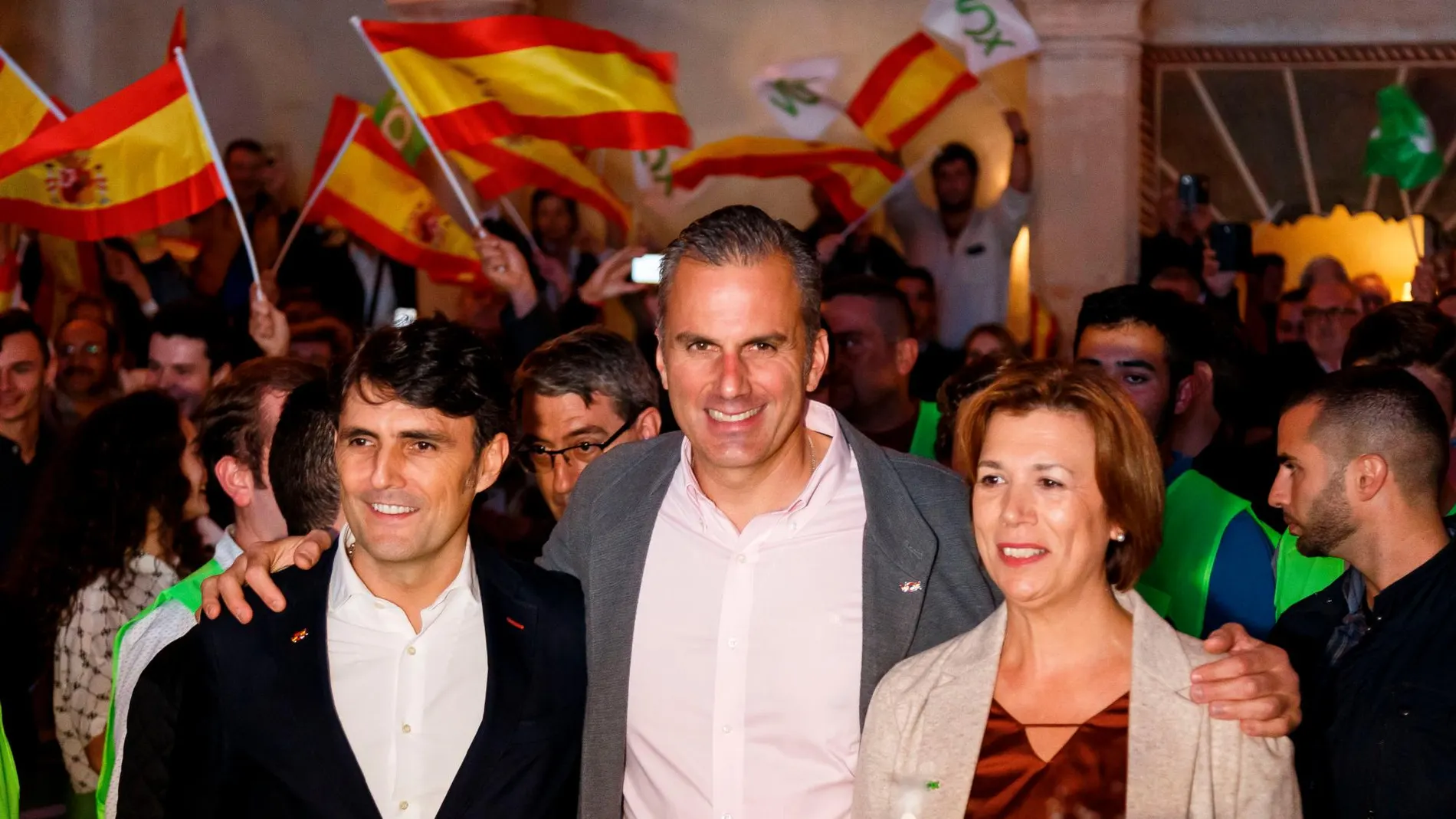Ortega-Smith junto al os candidatos al senado y al Congreso, Esther Núñez y Rodrigo Jiménez, en Segovia