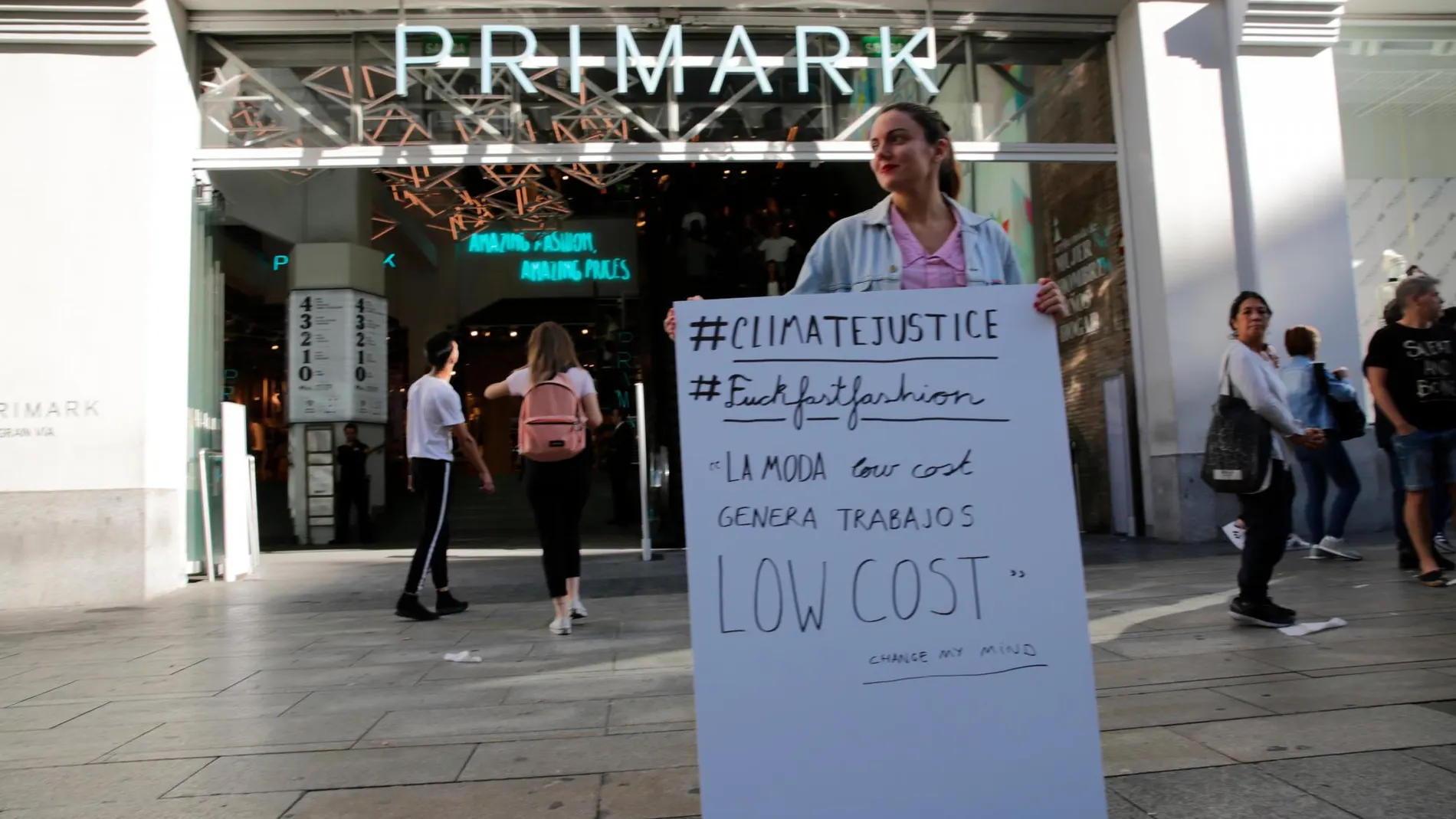 Un movimiento de «justicia climática» ha decidido hacer protestas frente a casas “fast fashion”