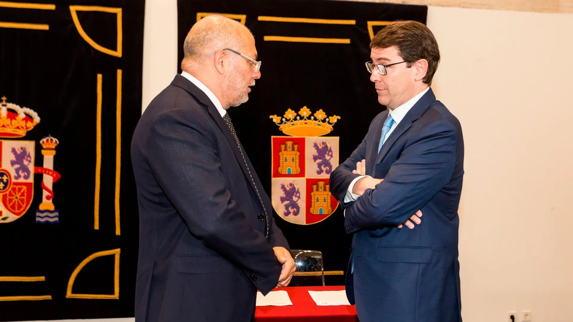 Fernández Mañueco y Francisco Igea conversan animadamente en un encuentro reciente