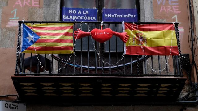Las banderas, símbolos de la división en las calles catalanas