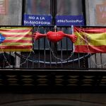 Las banderas, símbolos de la división en las calles catalanas
