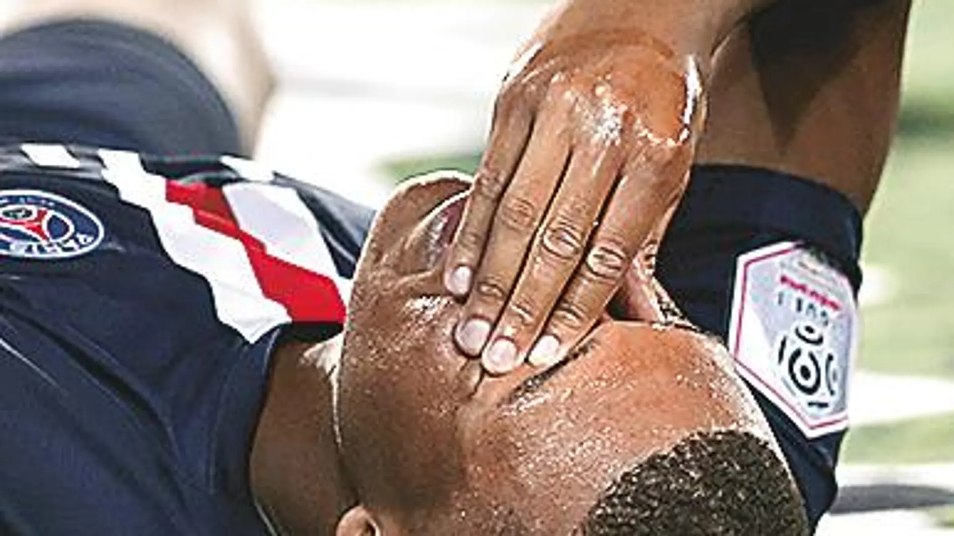 Mbappé se duele en el suelo