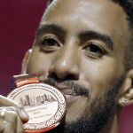 [GRAF4194. DOHA, 03/10/2019.- El atleta español Orlando Ortega besa la medalla de bronce]