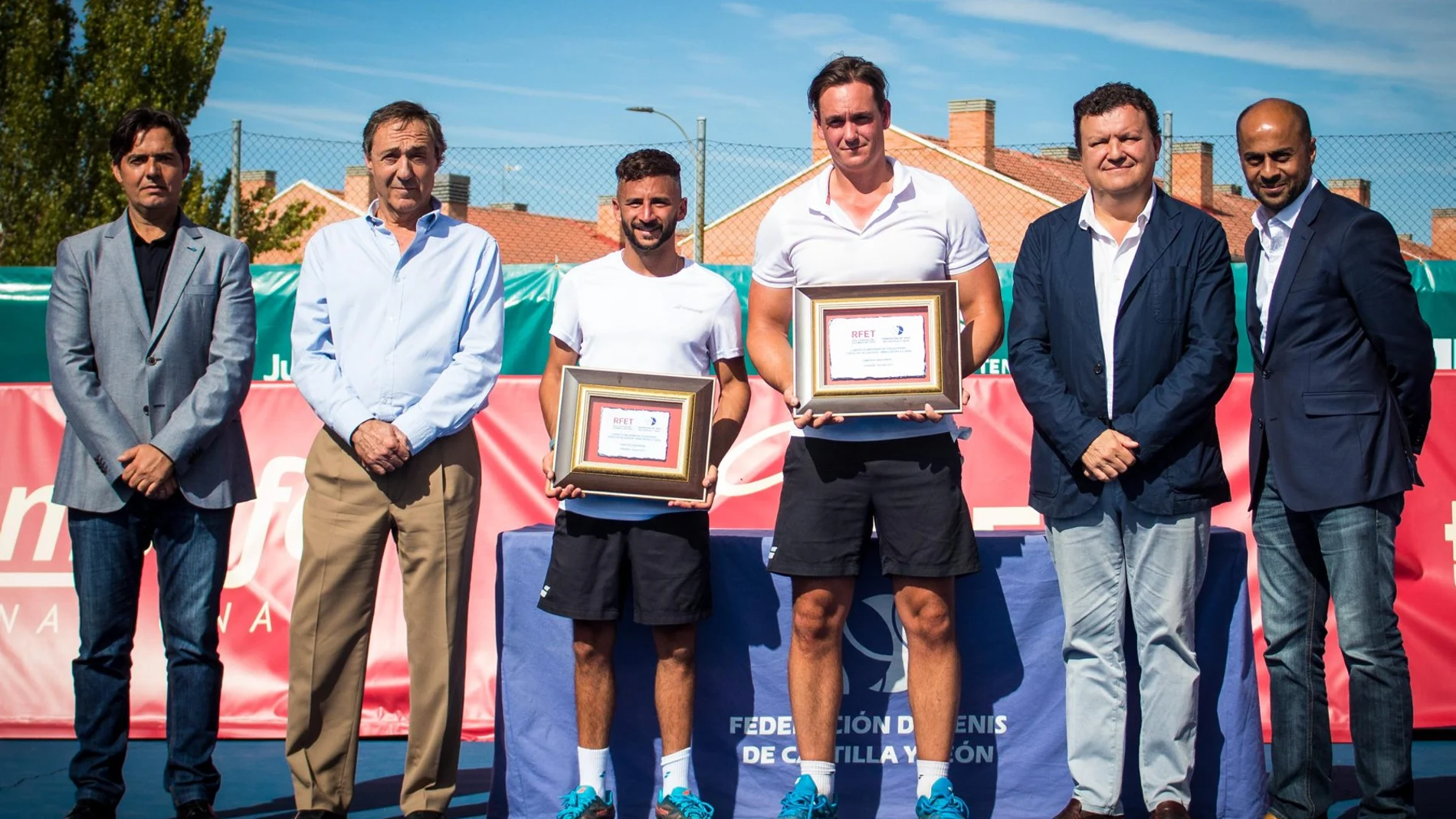 El ganador del Gran Slam, Alex Miotto, junto a su rival y subcampeón, Adam Hassan