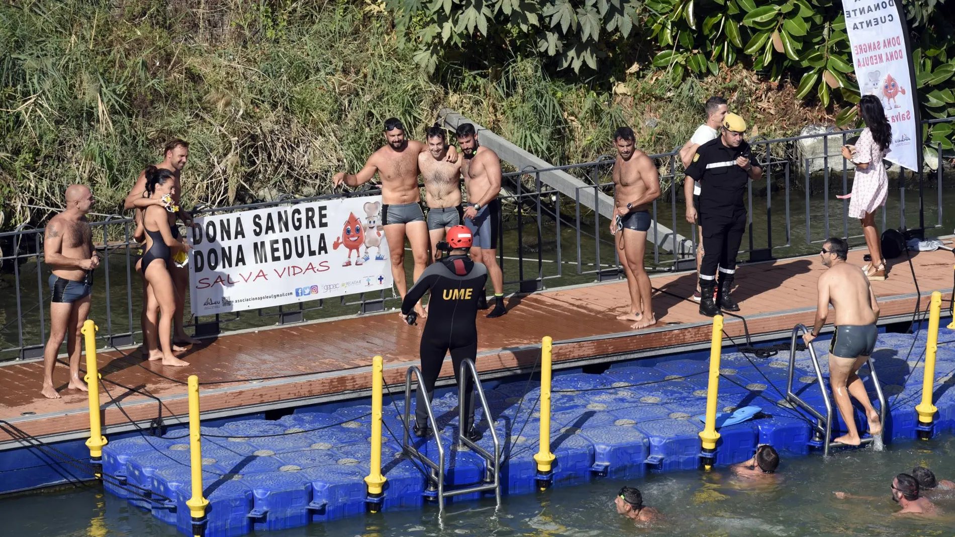 Militares de la UME, al final de su recorrido tras nadar casi un kilómetro en el río Guadalquivir / KE-IMAGEN