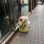 Uno de los bidones ante la sede de Podem en Barcelona/Foto: Ep