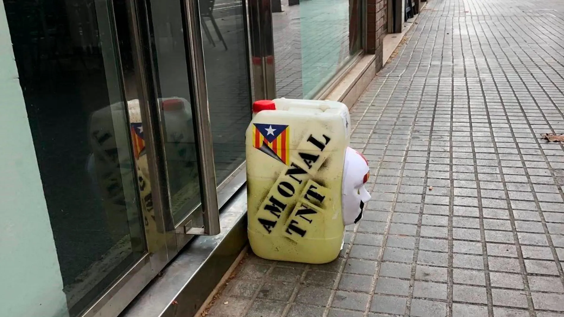 Uno de los bidones ante la sede de Podem en Barcelona/Foto: Ep