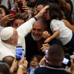 El Papa Francisco posa su mano sobre la frente de una niña /Efe