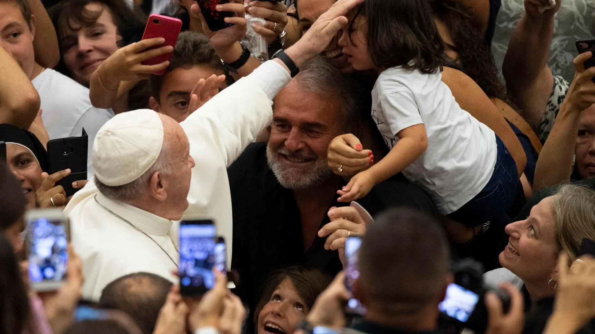 El Papa Francisco posa su mano sobre la frente de una niña /Efe