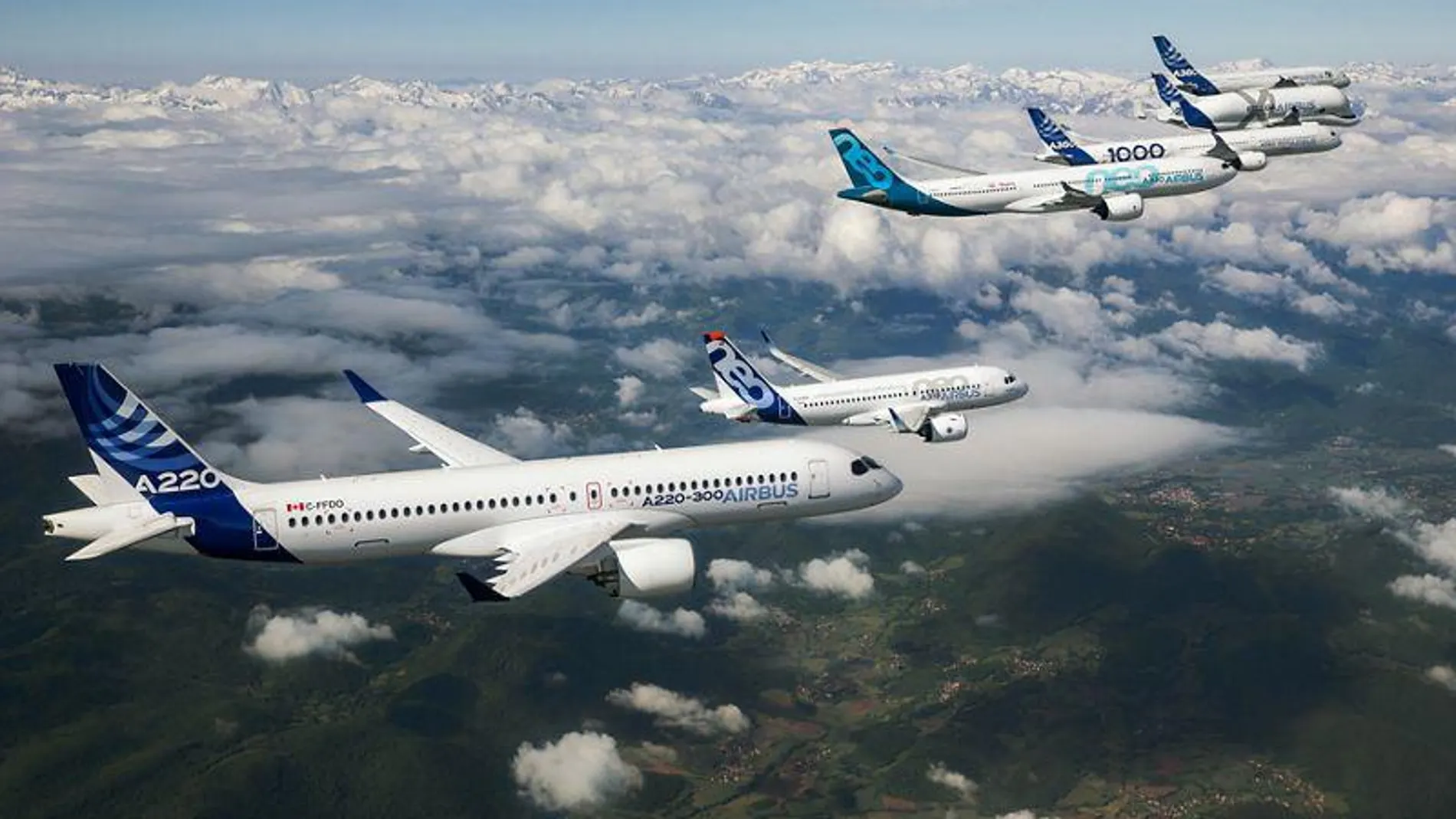 Aviones de Airbus vuelan durante una exhibición en Le Bourget