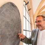 El director del Museo Diocesano enseña la lápida