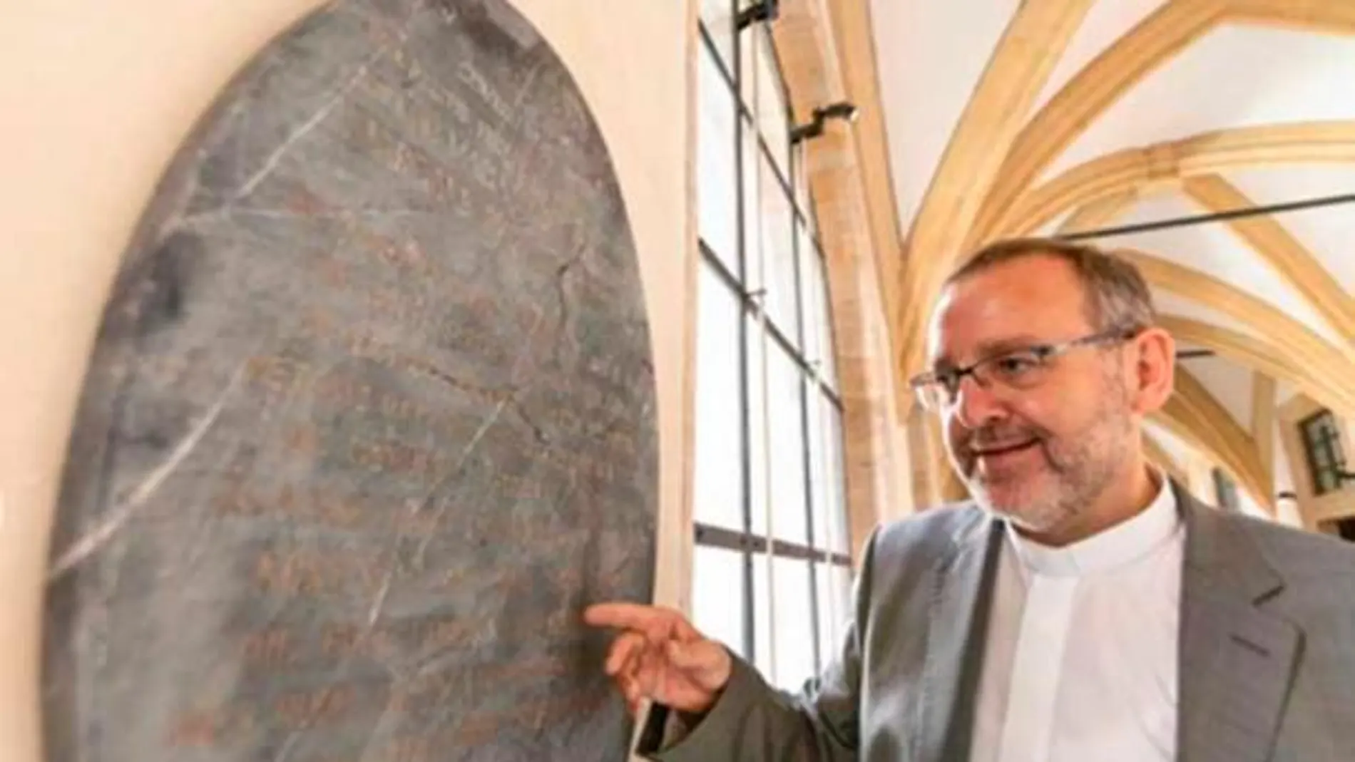 El director del Museo Diocesano enseña la lápida