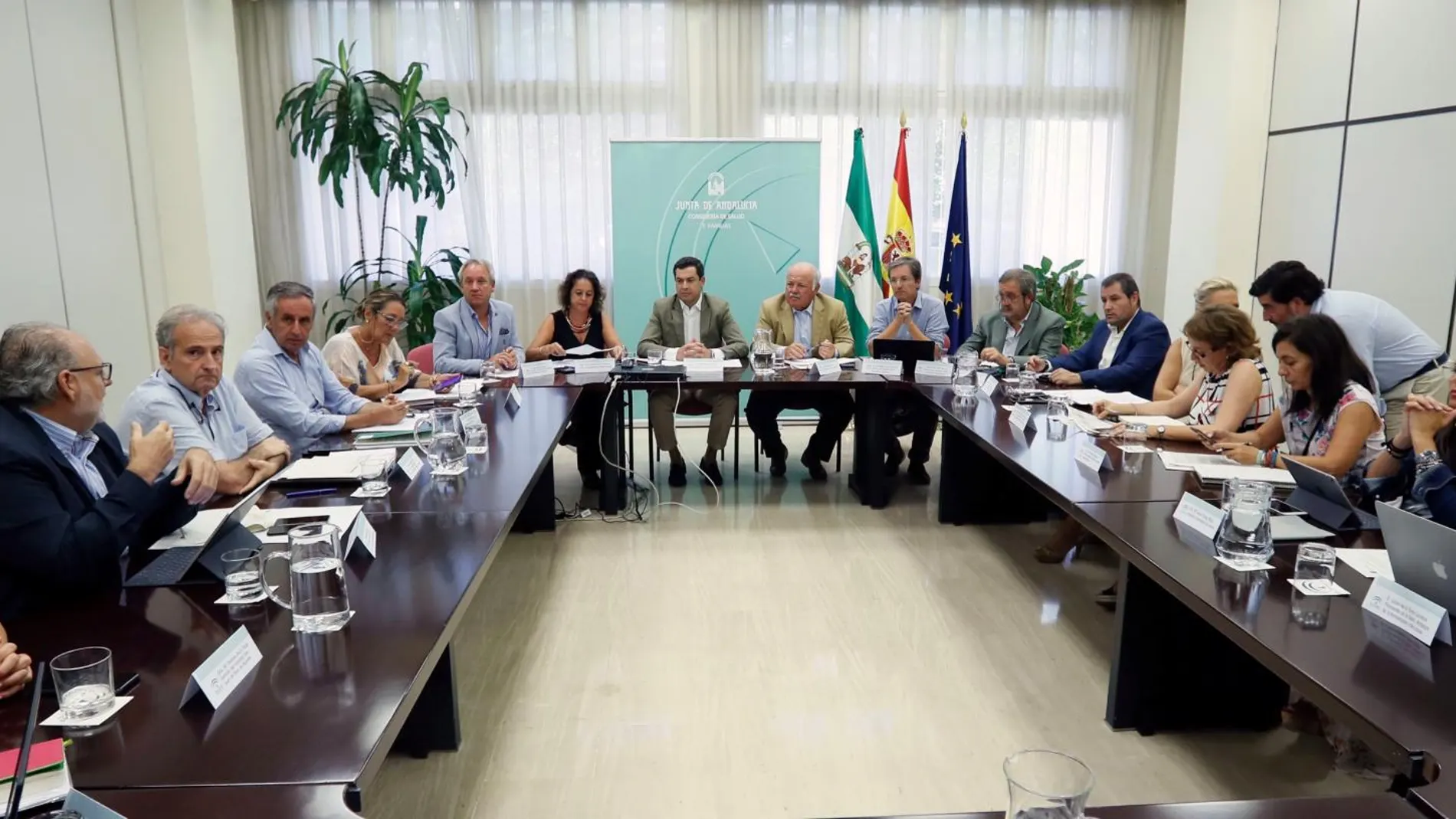El presidente de la Junta, Juanma Moreno, ha presidido este miércoles el comité de seguimiento del brote de listeriosis /Foto: Efe