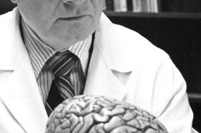 El hombre que operó más de 10.000 cerebros