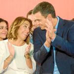 El presidente del Gobierno en funciones y el candidato del PSOE, Pedro Sánchez, junto a Susana Díaz, ayer en un acto en Jaén