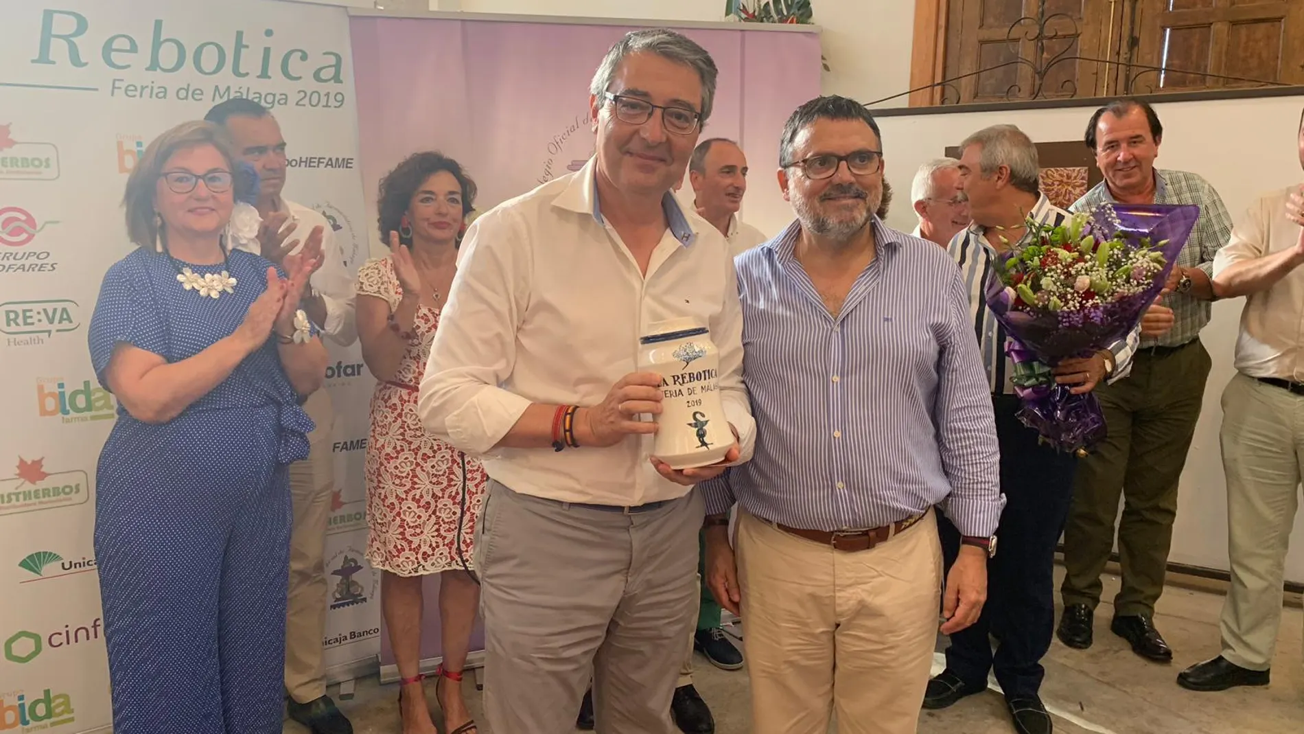 El presidente de la Diputación de Málaga, Francisco Salado, ha recibido la distinción a la candidatura del Caminito de manos del presidente del Colegio de Farmacéuticos, Francisco Florido / La Razón