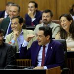El presidente andaluz, Juanma Moreno (d) y el vicepresidente Juan Marín, sonrientes en el Pleno del Parlamento / Foto: Manuel Olmedo