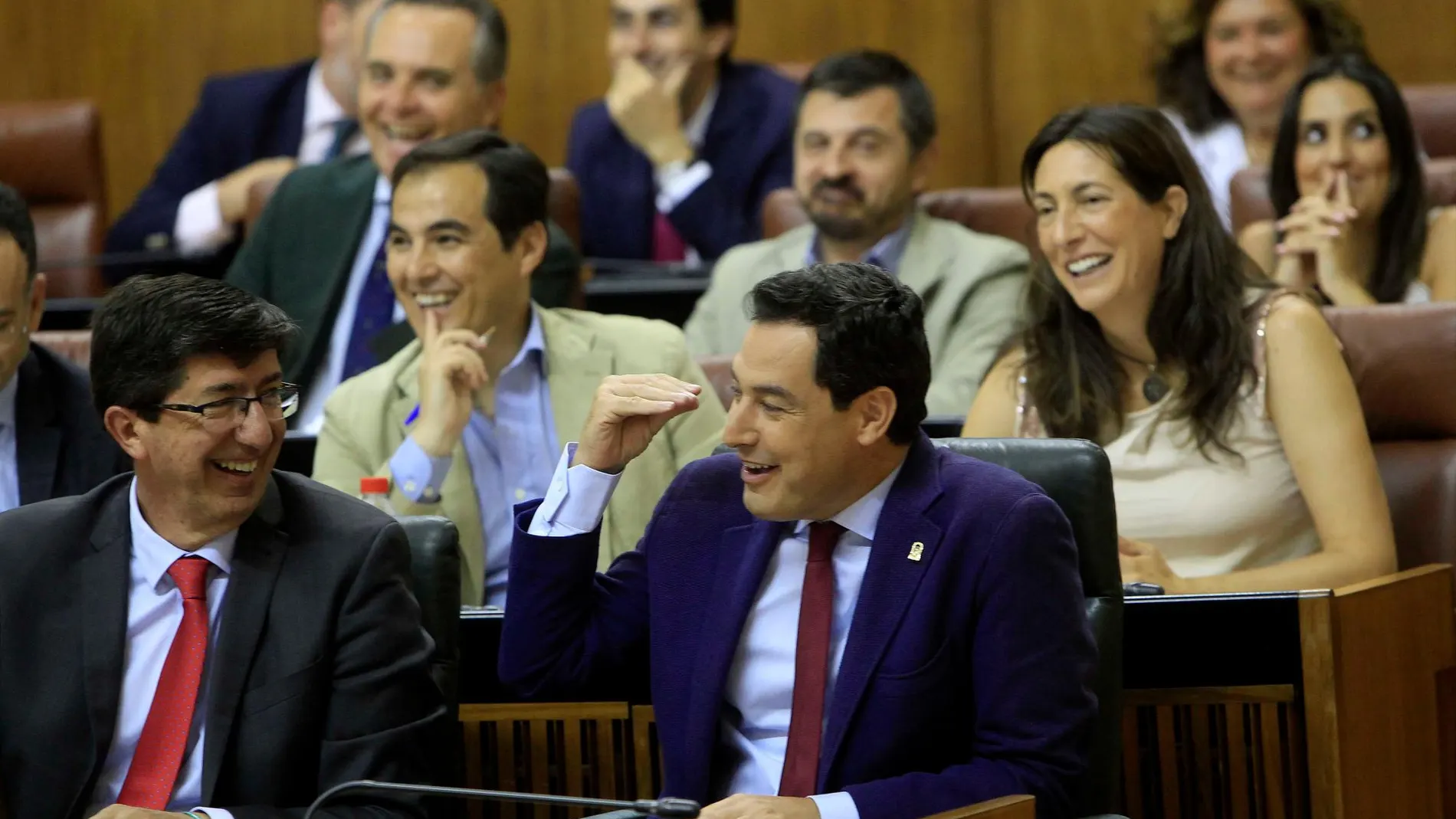 El presidente andaluz, Juanma Moreno (d) y el vicepresidente Juan Marín, sonrientes en el Pleno del Parlamento / Foto: Manuel Olmedo