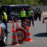 Policías franceses y españoles en la frontera entre Hendaya e Irún / Foto: Ap