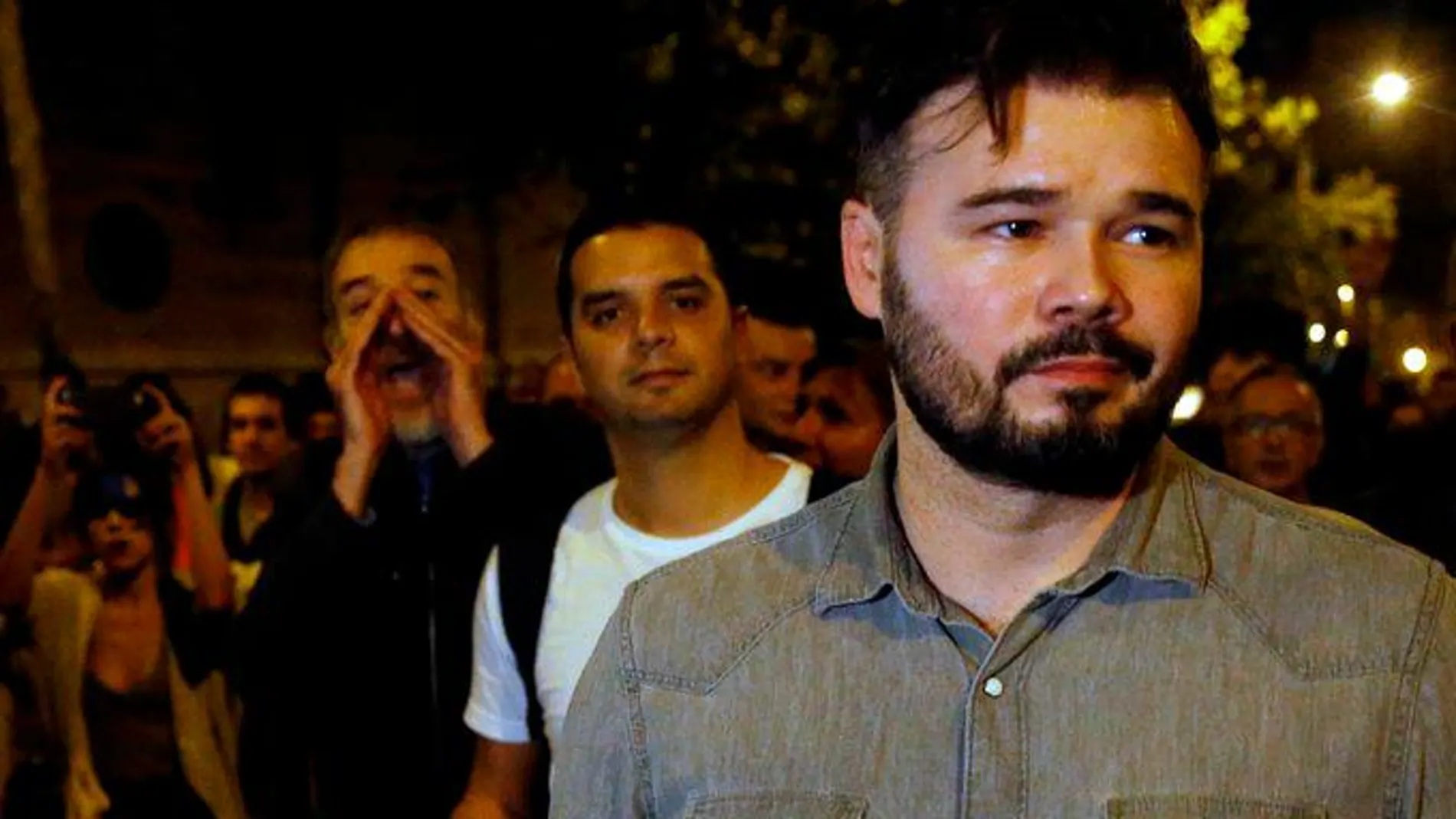 Gabriel Rufián, a su llegada a la manifestación de Barcelona, donde ha sido abucheado.