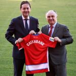 De izquierda a derecha, el director general del Granada CF, Antonio Fernández, y el director territorial de CaixaBank en Andalucía Oriental y Murcia, Juan Ignacio Zafra / La Razón
