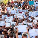 Protesta de vecinos de Paterna de Rivera (Cádiz) en apoyo a la segunda empresa que dio positivo en listeriosis / Foto: Efe