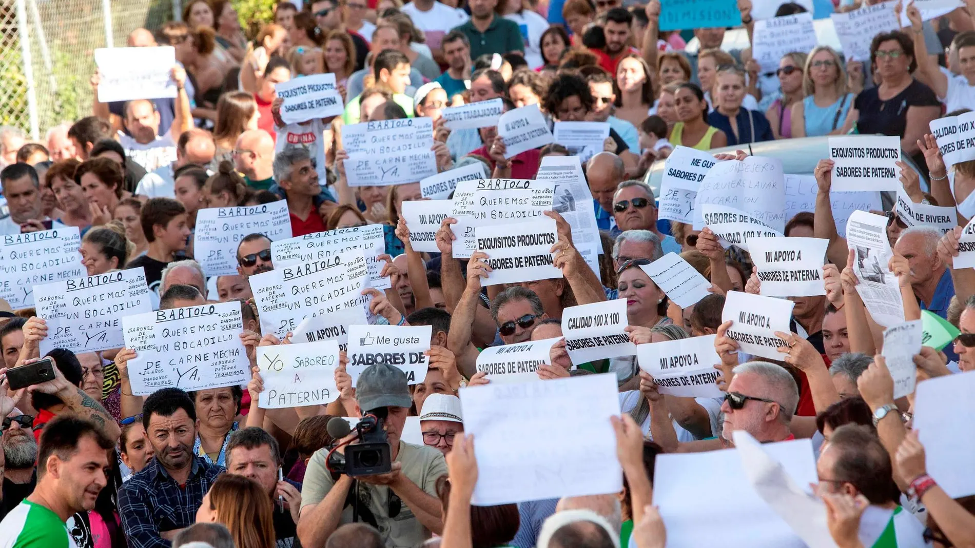 Protesta de vecinos de Paterna de Rivera (Cádiz) en apoyo a la segunda empresa que dio positivo en listeriosis / Foto: Efe