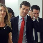 (De izq a der) La diputada popular por Barcelona Cayetana Álvarez de Toledo; el líder del PP, Pablo Casado; y su secretario general, Teodoro García Egea, durante la reunión con el grupo parlamentario del PP en el Congreso