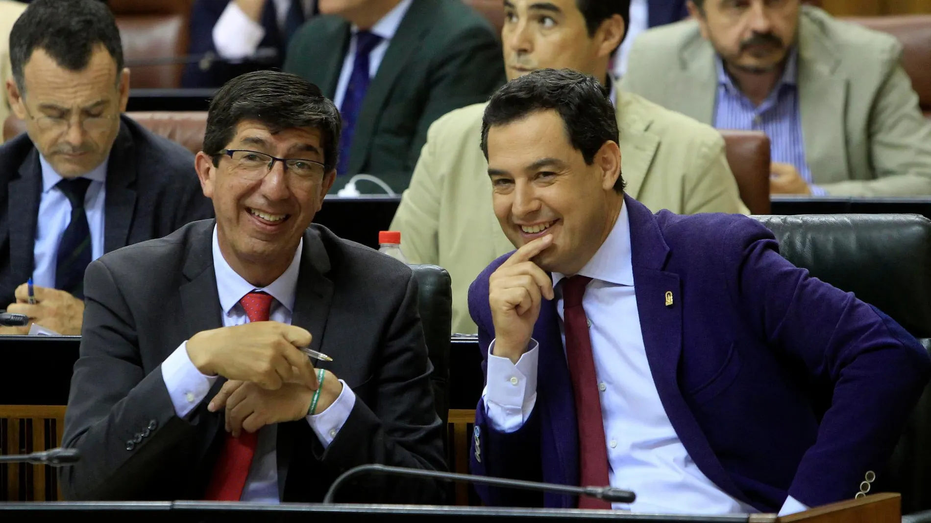 El presidente de la Junta, Juanma Moreno (d), y el vicepresidente, Juan Marín, sonrientes tras la aprobación de las cuentas / Foto: Manuel Olmedo