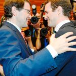 Pablo Casado felicita ayer a Fernández Mañueco tras tomar posesión como presidente de Castilla y León