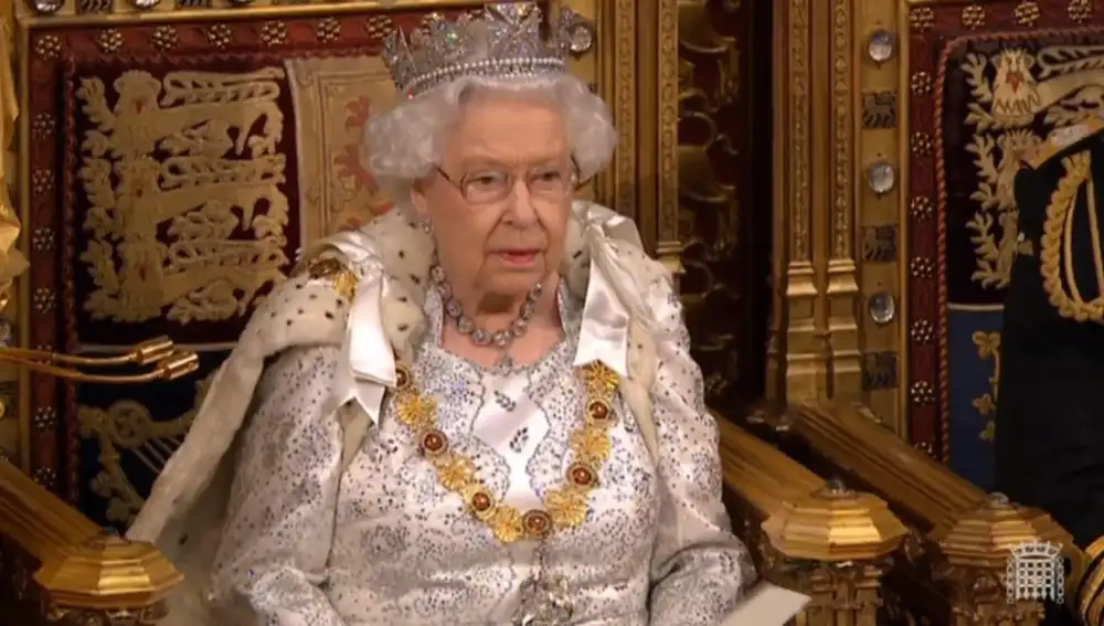 La reina Isabel II de Gran Bretaña pronunciando un discurso en la Cámara de los Lores/Efe