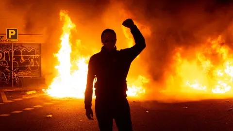 Barricadas ardiendo en los alrededores de la plaza Tetuan