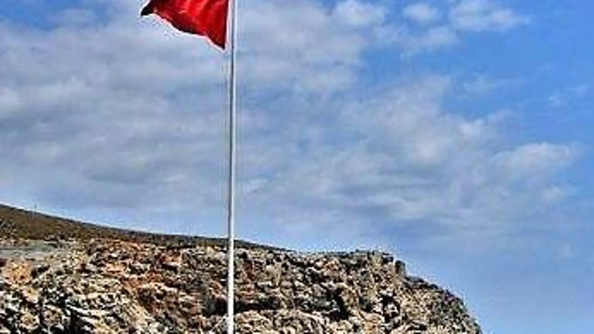 La bandera roja ondeaba por la mañana en la playa de Galúa, según informó Protección Civil. La Razón