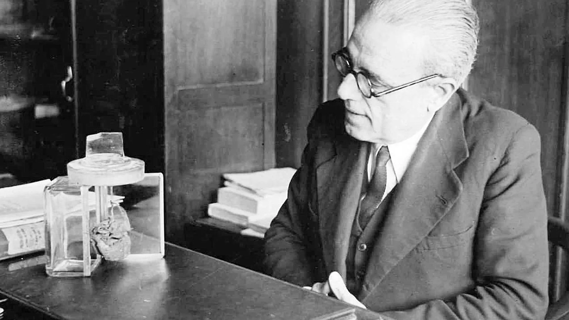 Fernando José de Larra, quien fuera director del Museo en su despacho en 1945 contempla el corazón