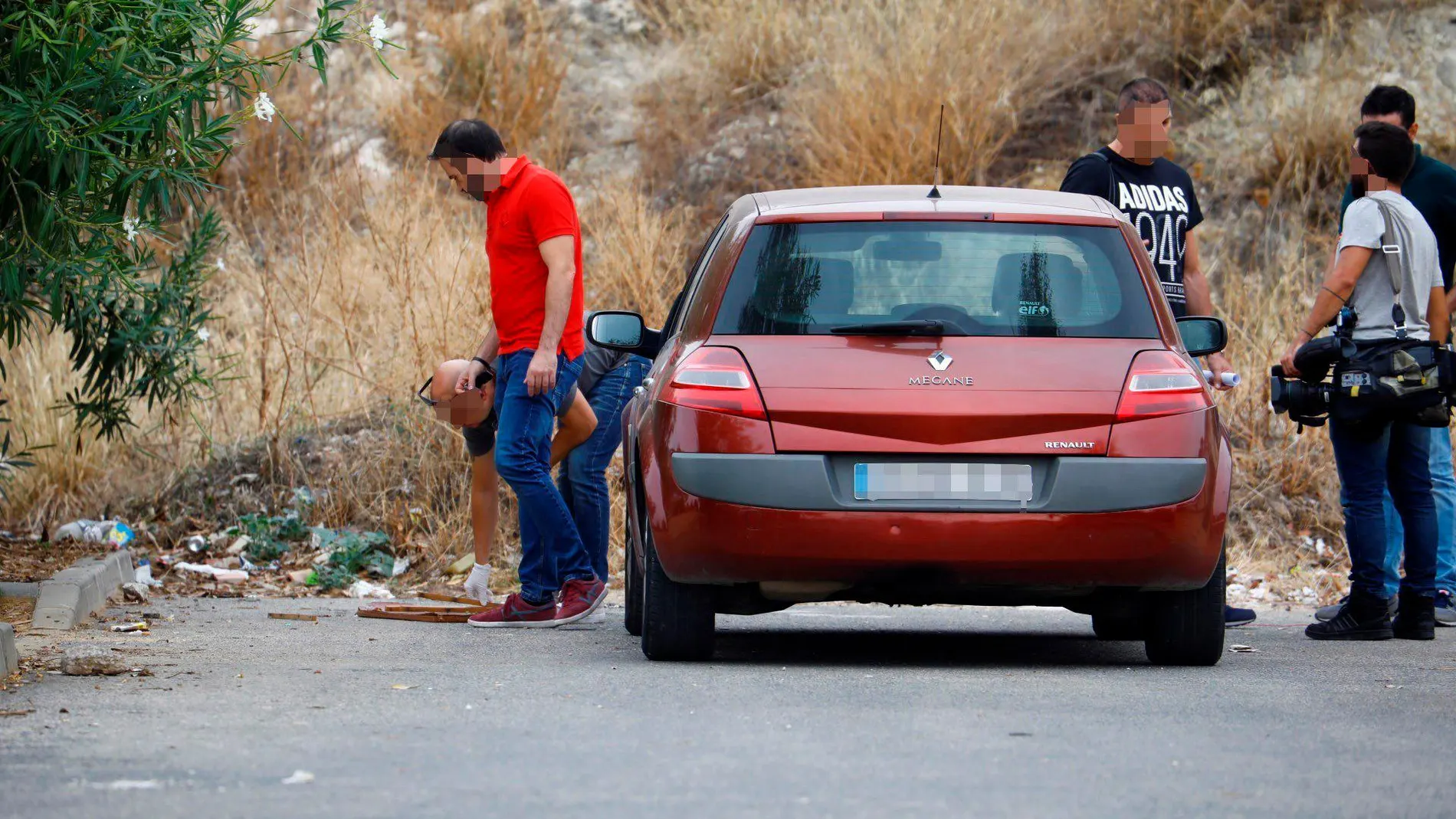 Varios agentes de Policía judicial junto al coche asaltado/Foto: Efe