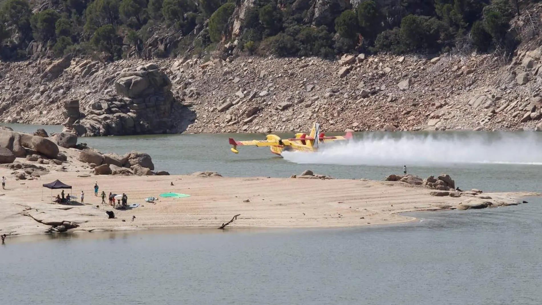 Un hidroavión tomando agua para atacar el incendio. (Foto: Connie G. Santos)