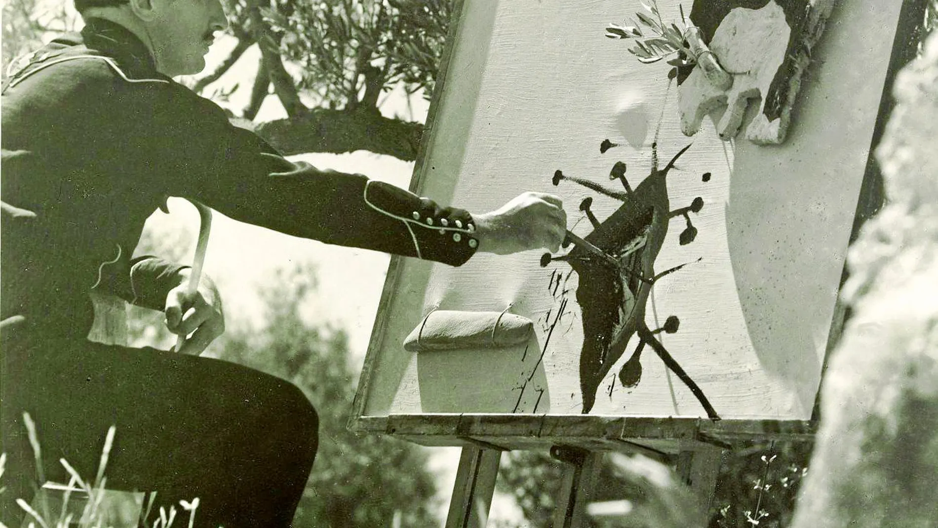 Salvador Dalí pintando en el olivar de Portlligat, en 1948. Foto: © Batlles-Compte