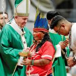 El Papa recibió a varios representantes de pueblos indígenas en la Basílica / Ap