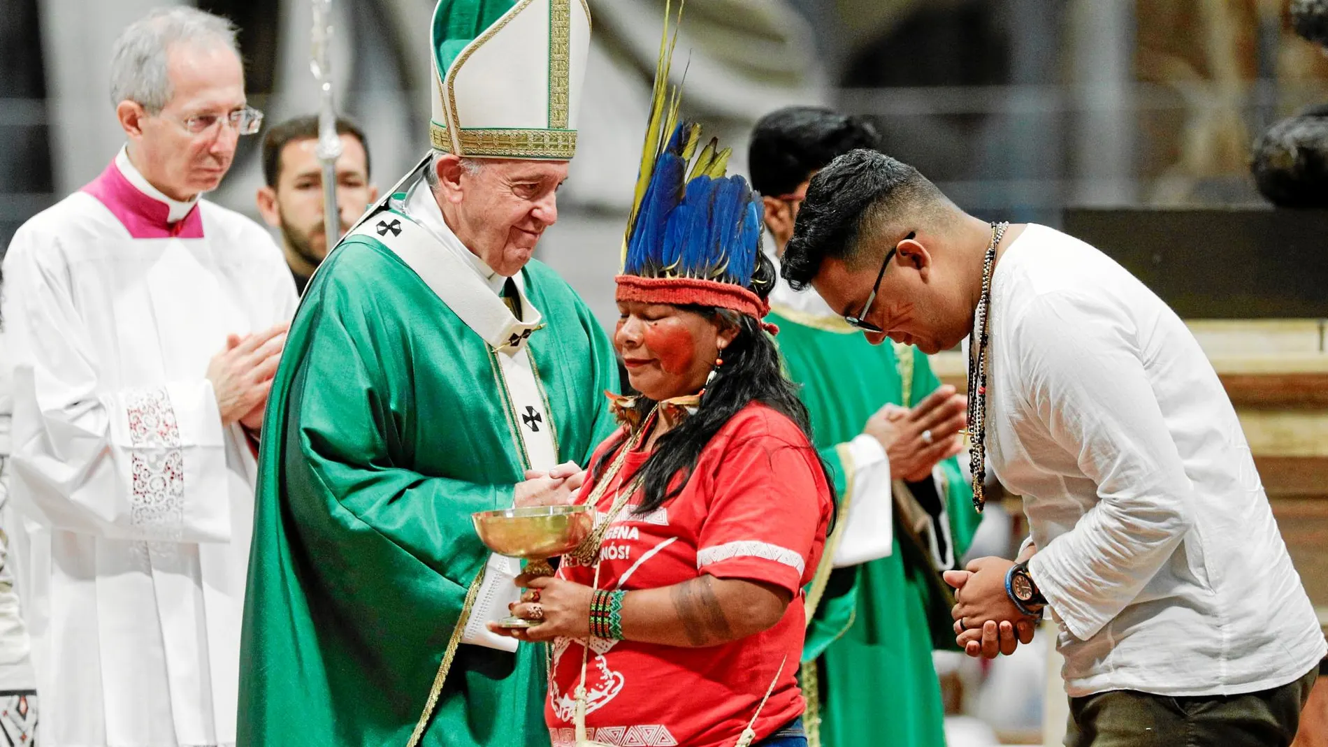 El Papa recibió a varios representantes de pueblos indígenas en la Basílica / Ap