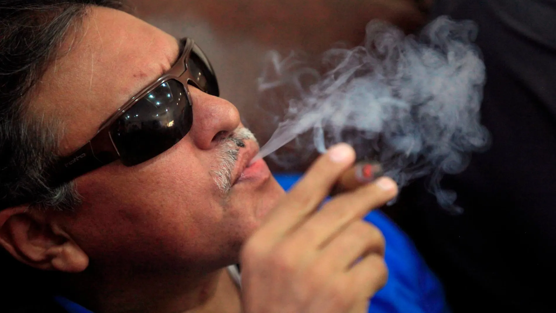 Jesús Santrich fumando un cigarro en una foto de archivo de 2016