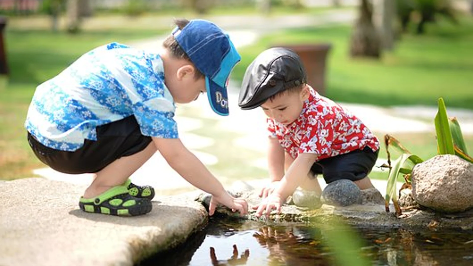 Los niños que pasan más tiempo al aire libre, y menos frente a una pantalla, son más felices, prestan más atención y son menos ansiosos que aquellos que se quedan en casa.