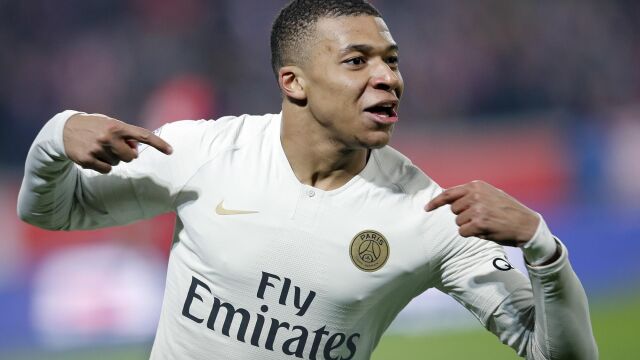 Kylian Mbappé celebra un gol con la camiseta del PSG