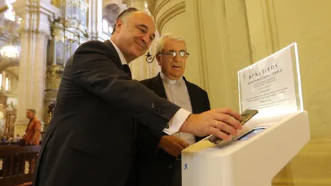 El director territorial de CaixaBank en Andalucía Oriental y Murcia, Juan Ignacio Zafra, y el deán de la Catedral, Antonio Aguilera / La Razón