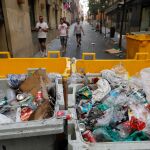 Cubos de basura repletos de basura en el barrio de Chueca este domingo, 7 de julio. (Foto: Jesús G. Feria)