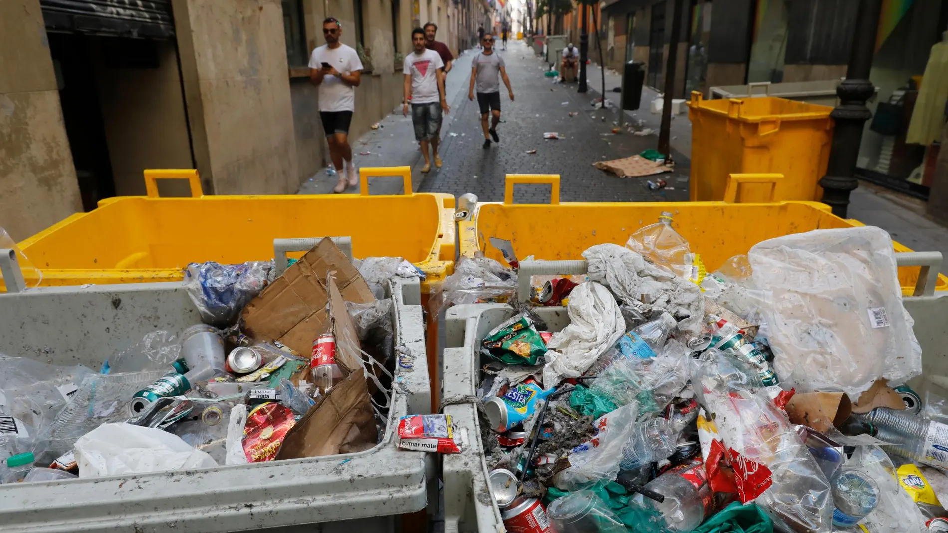 Cubos de basura repletos de basura en el barrio de Chueca este domingo, 7 de julio. (Foto: Jesús G. Feria)