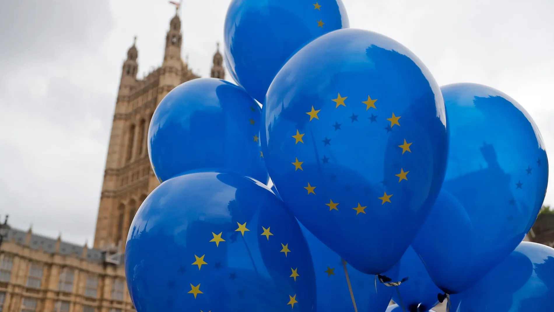 Los globos de un manifestante a favor de la UE, ayer, frente al Parlamento británico/ AP