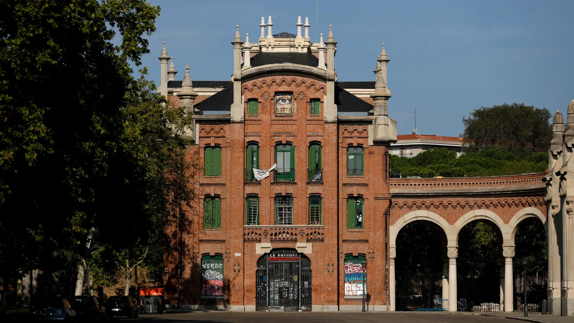 Edificio okupado La Dragona en el cementerio de La Almudena de Madrid