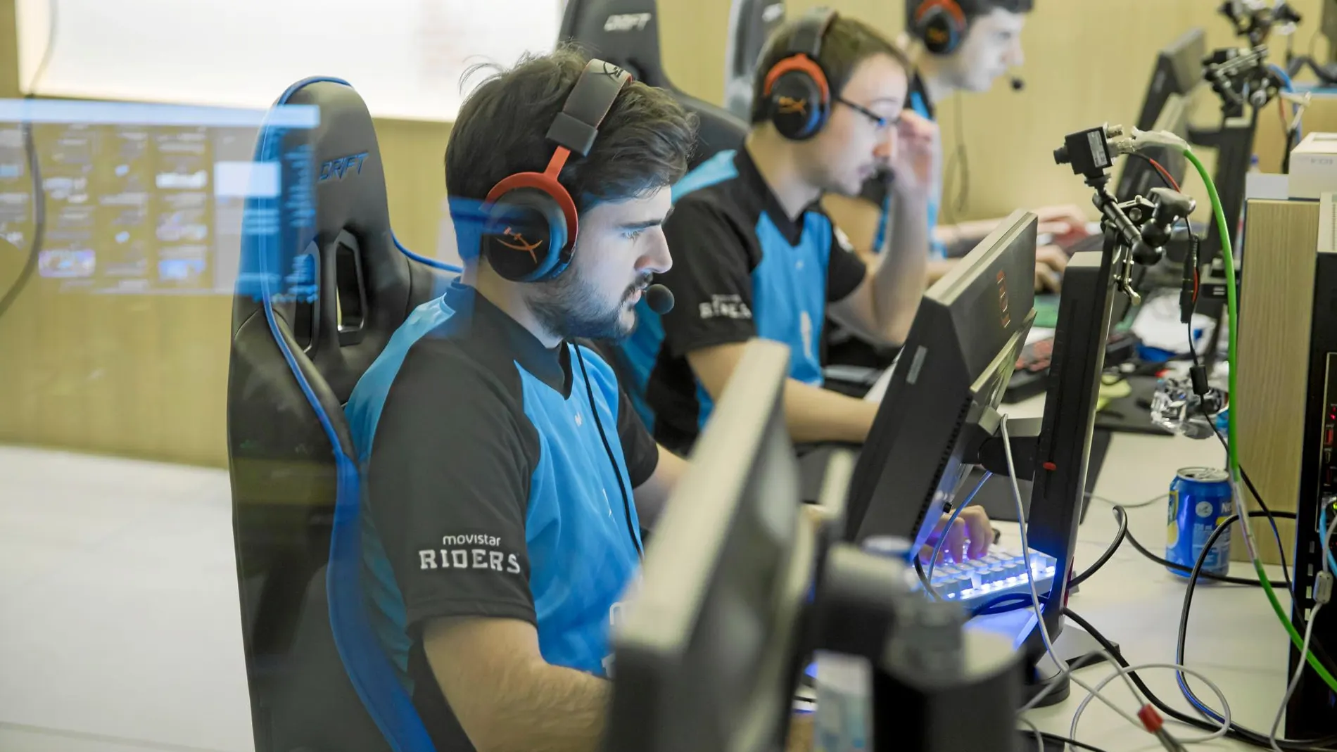 Los jugadores pasan horas y horas frente al ordenador. Foto: Luis Díaz