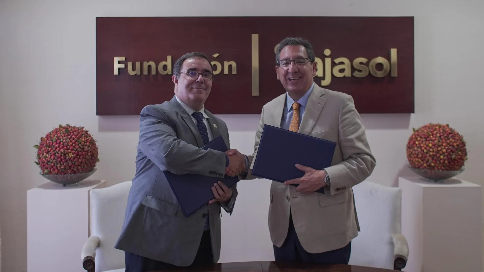 Antonio Pulido, presidente de la Fundación Cajasol (i), y Vicente Guzmán, rector de la Universidad Pablo de Olavide (d), tras firmar el nuevo convenio de colaboración / La Razón