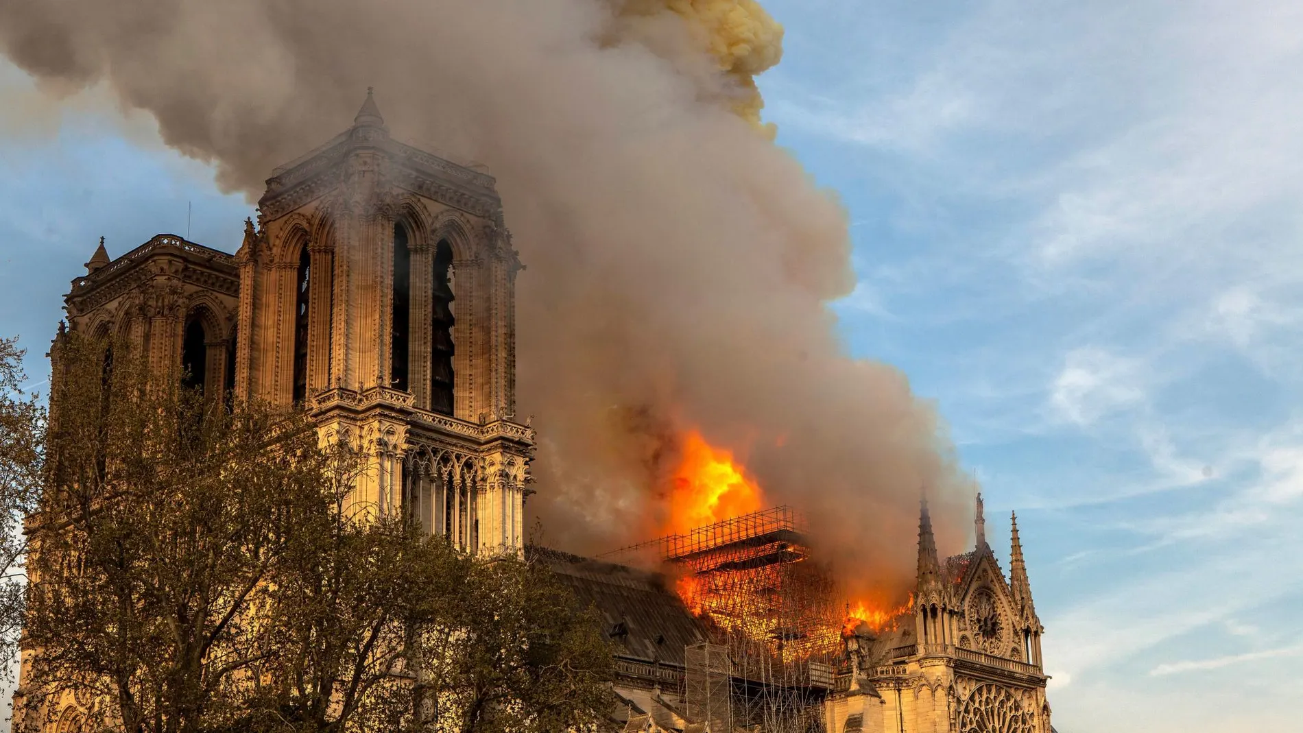 Imagen del incendio de Notre Dame/AP
